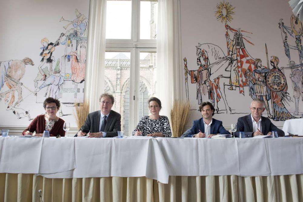 v.l.n.r. Liesbet Heyvaert (KU Leuven), Ted Sanders (UU), Maya Rispens (Taalunie, namens Geert Joris), Tiziano Perez (Nederlands Letterenfonds), Koen Van Bockstal (Vlaams Fonds voor de Letteren)