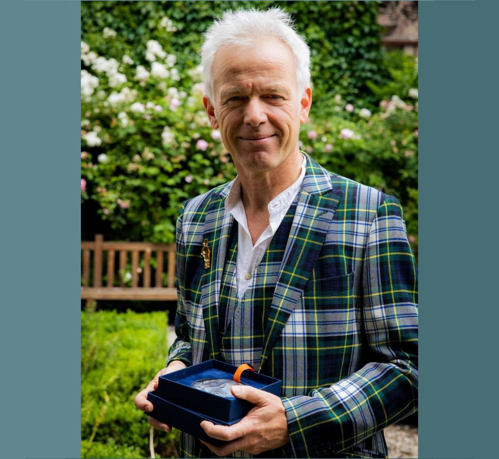 Foto van Rokus Hofstede met de prijs in zijn hand.