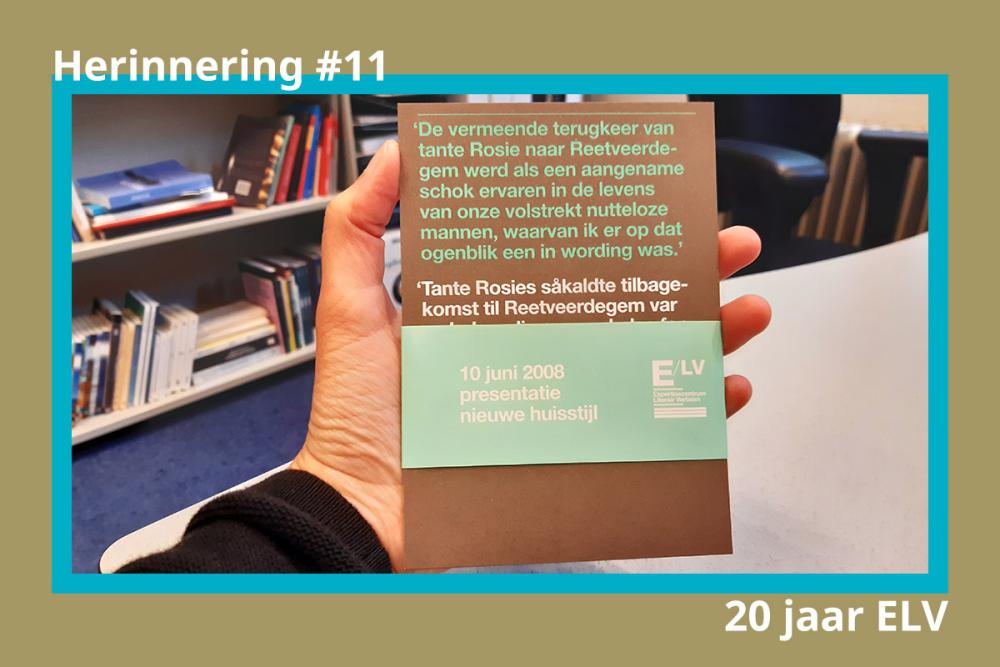 Foto van een ansichtkaart als uitnodiging voor de presentatie, vastgehouden tegen de achtergrond van een boekenkast.