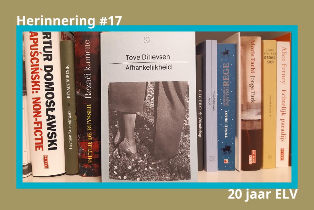 Foto van de boekenkast van het ELV met op de voorgrond het boek Onafhankelijkheid.