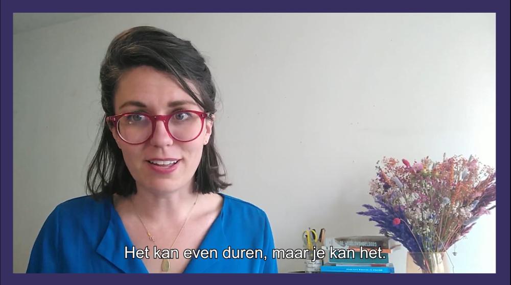 Still uit de video met Kristen Gehrman. In de ondertiteling staat: 'Het kan even duren, maar je kan het.'