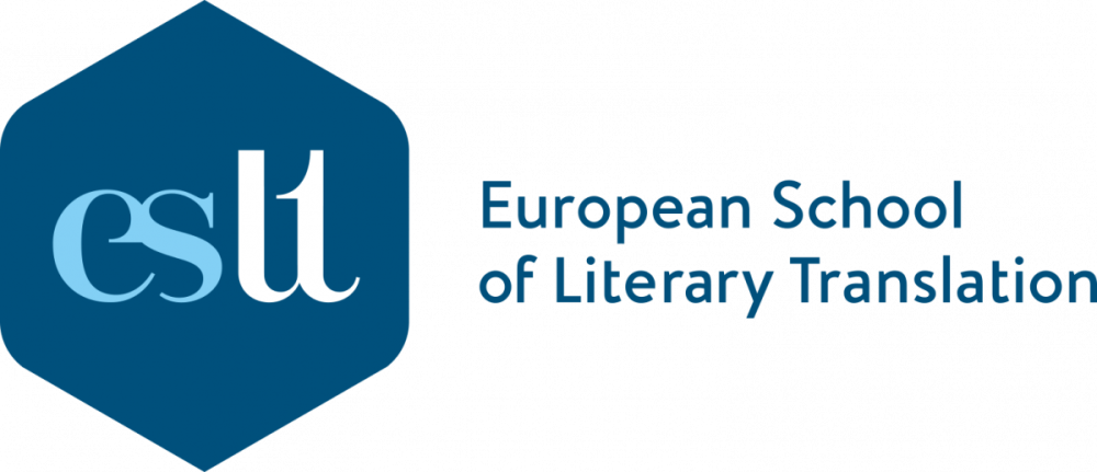 Het logo van de European School of Literary Translation. Links tegen een donkerblauwe achtergrond gestileerd de letters e, s, l, t, waarvan de linkerhelft lichtblauw is en de rechterhelft wit. Rechts de naam van de organisatie in dezelfde kleur donkerblauw.