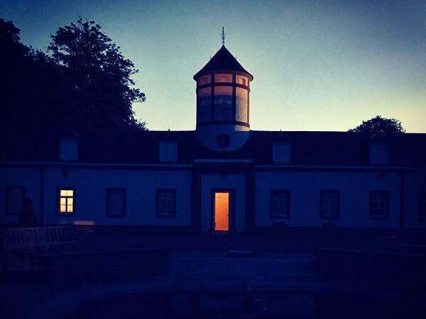 Foto van Chateau Seneffe in de avondzon.