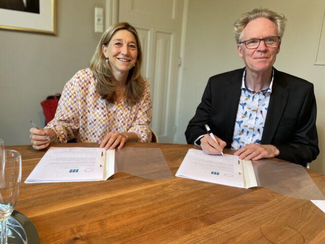 Ondertekening van het contract door Tanja Hendriks, voorzitter van de Literaire UitgeversGroep (LUG) en Miro Lucassen, voorzitter Auteursbond.