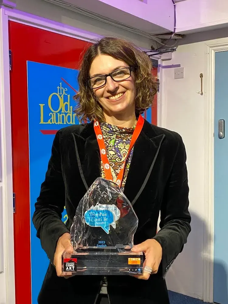 Michele Hutchison met haar award