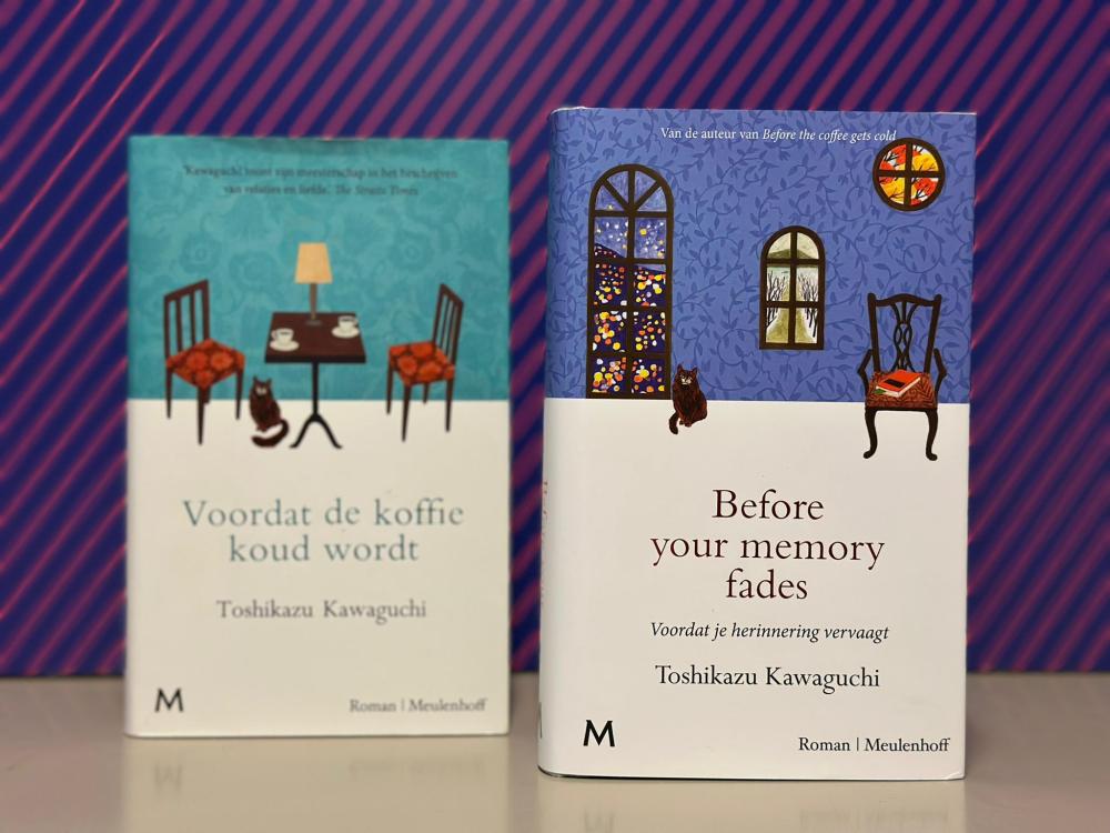 twee staande boeken met de kaft naar voren tegen een illustratieve achtergrond