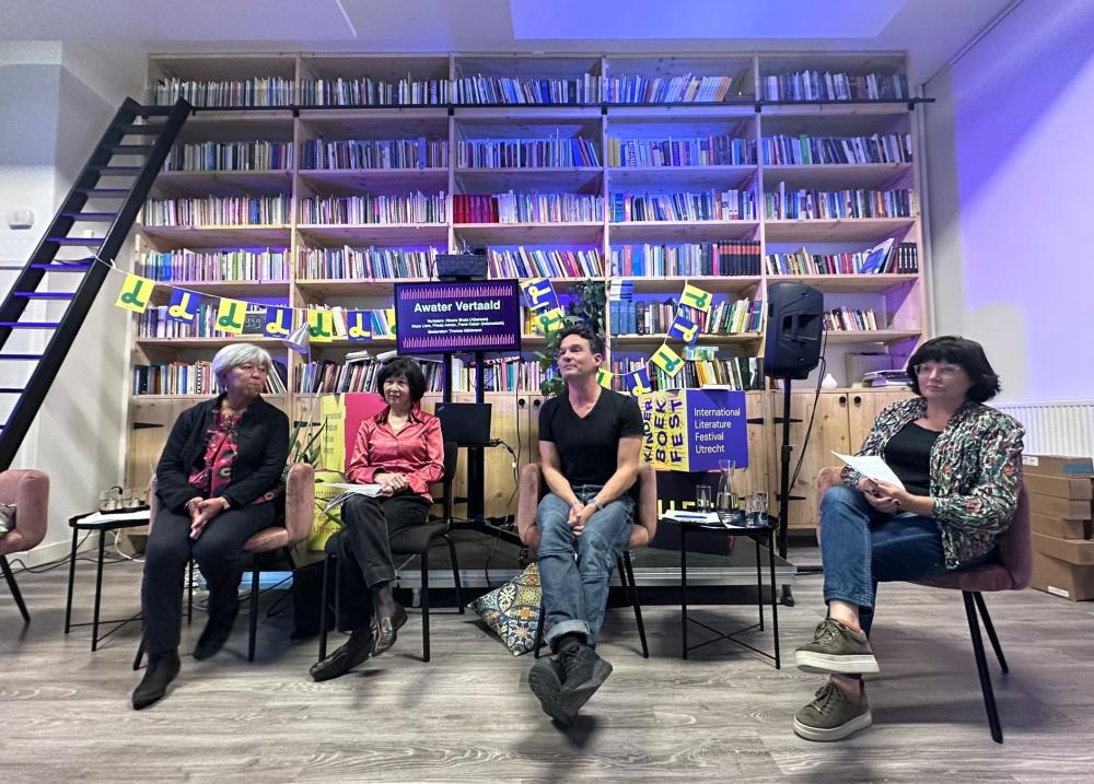 de drie vertalers en de moderator van de middag rondom de vertalingen van Awater