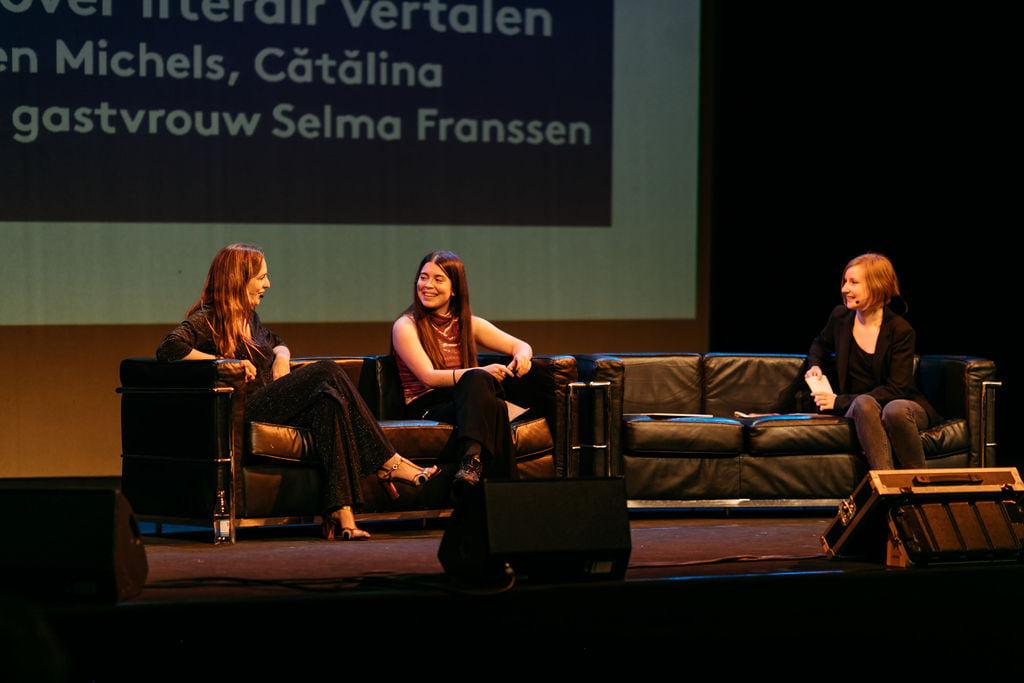 Foto's van sprekers op het podium tijdens de talkshow literair vertalen in Antwerpen.