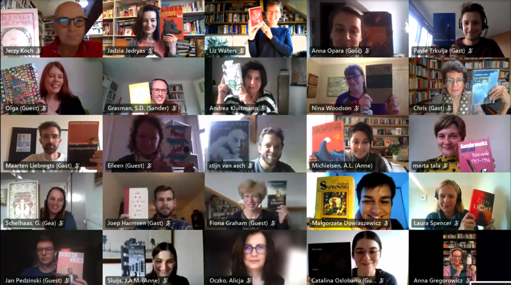 Screenshot van de gezamenlijke opening van de online najaarscursussen 2020. Iedereen houdt een boek omhoog.