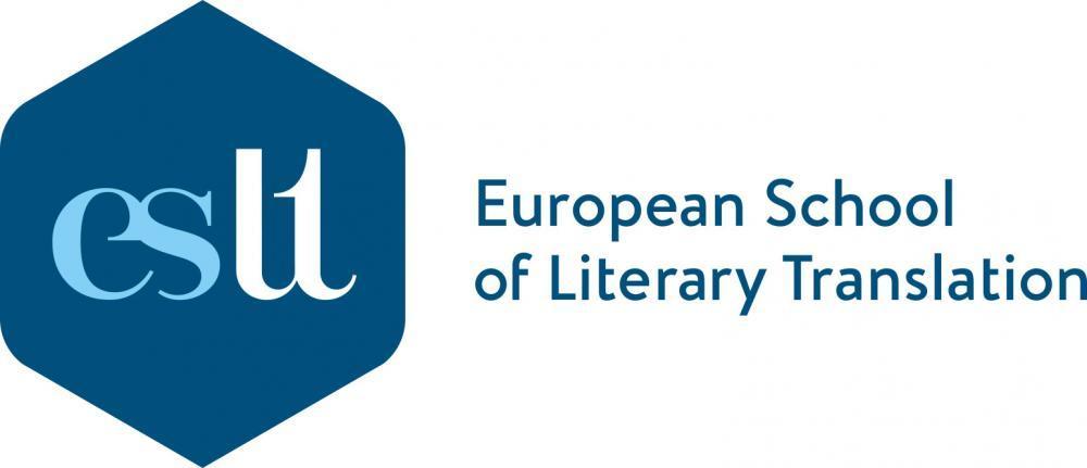 Het logo van de European School of Literary Translation. Links tegen een donkerblauwe achtergrond gestileerd de letters e, s, l, t, waarvan de linkerhelft lichtblauw is en de rechterhelft wit. Rechts de naam van de organisatie in dezelfde kleur donkerblauw.