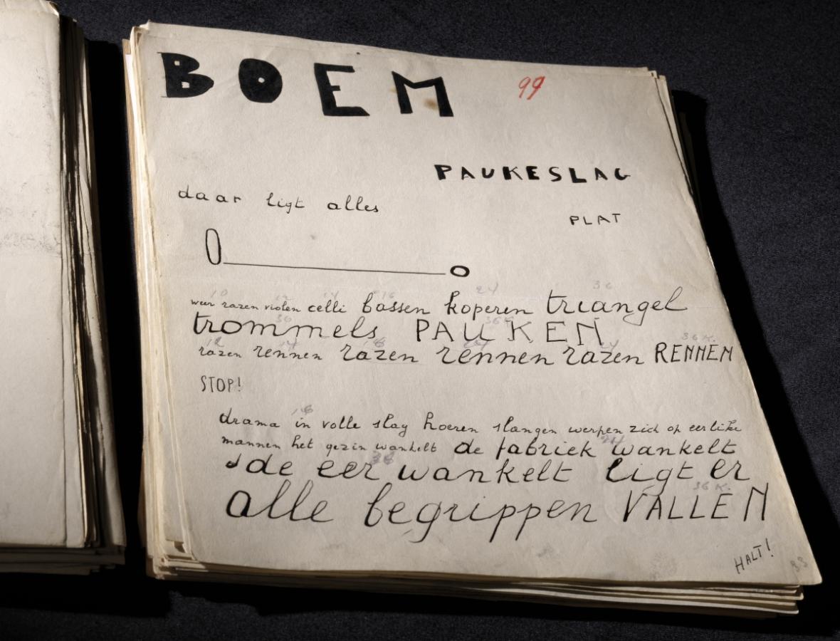 Een stapel losse A4-vellen, waarvan het bovenste het originele manuscript van het beroemde gedicht 'Boem paukeslag' van Van Ostaijenis.