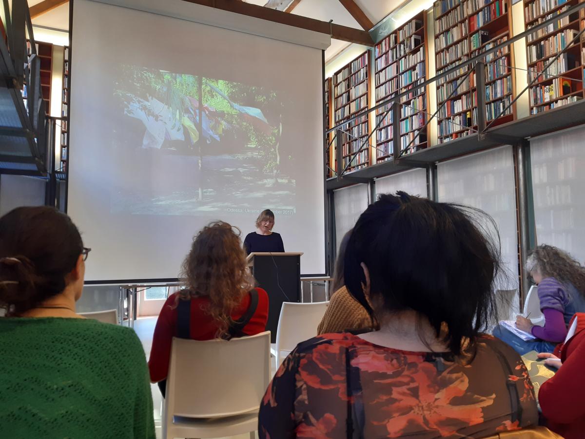 Canan Marasligil houdt een lezing.