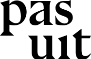 Het logo van Pas Uit: de twee woorden in onderkast tegen een witte achtergrond.
