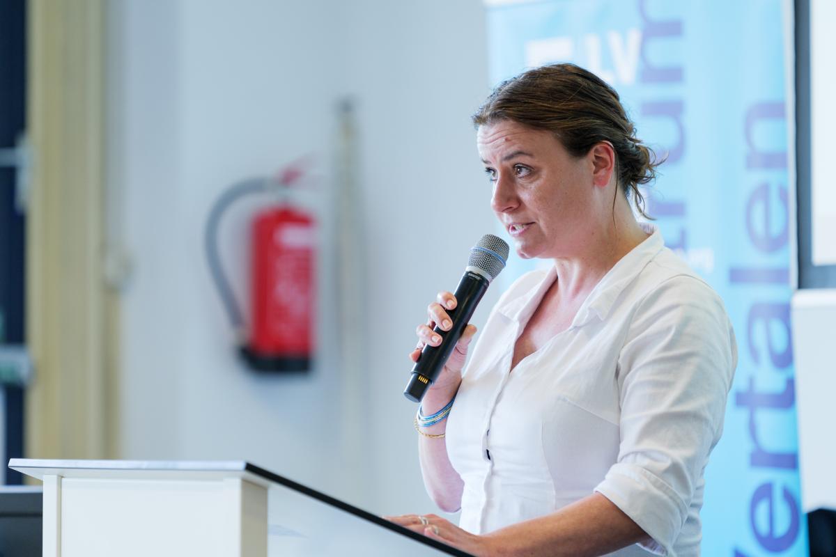 Willemijn Lamp spreekt tijdens de ELV-studiemiddag