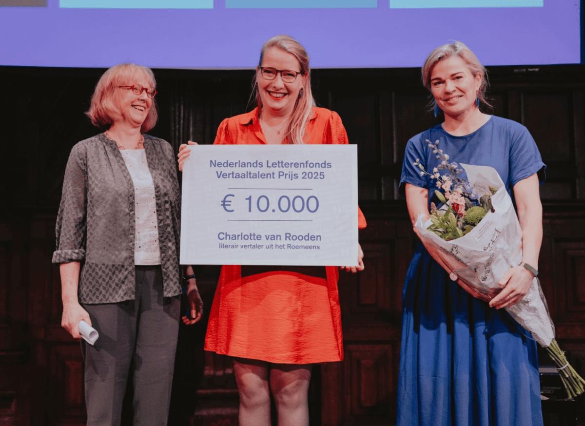 Charlotte van Rooden met een cheque in haar hand, langs zij staan Romkje de Bildt en juryvoorzitter Barbara de Lange. 