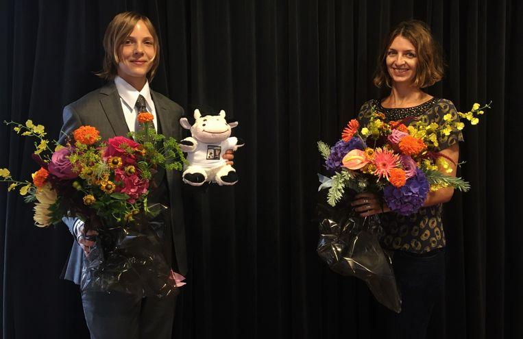 Marieke Lucas Rijneveld en Michele Hutchison poseren met boeket bloemen.