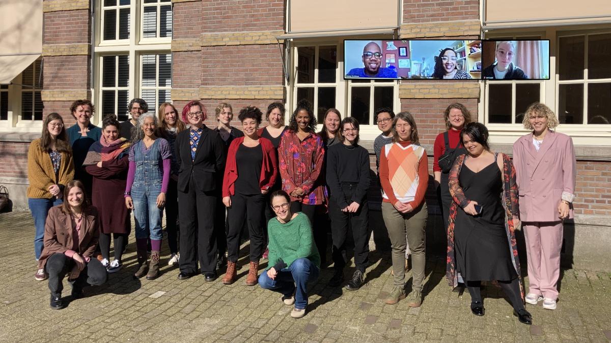 Groepsfoto van de deelnemers, mentoren en organisatie van het Lot-project.