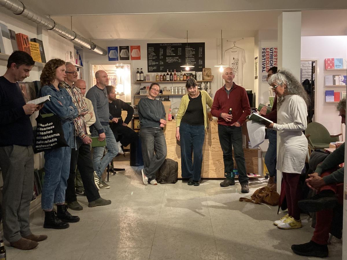 groep mensen luistert naar voordracht