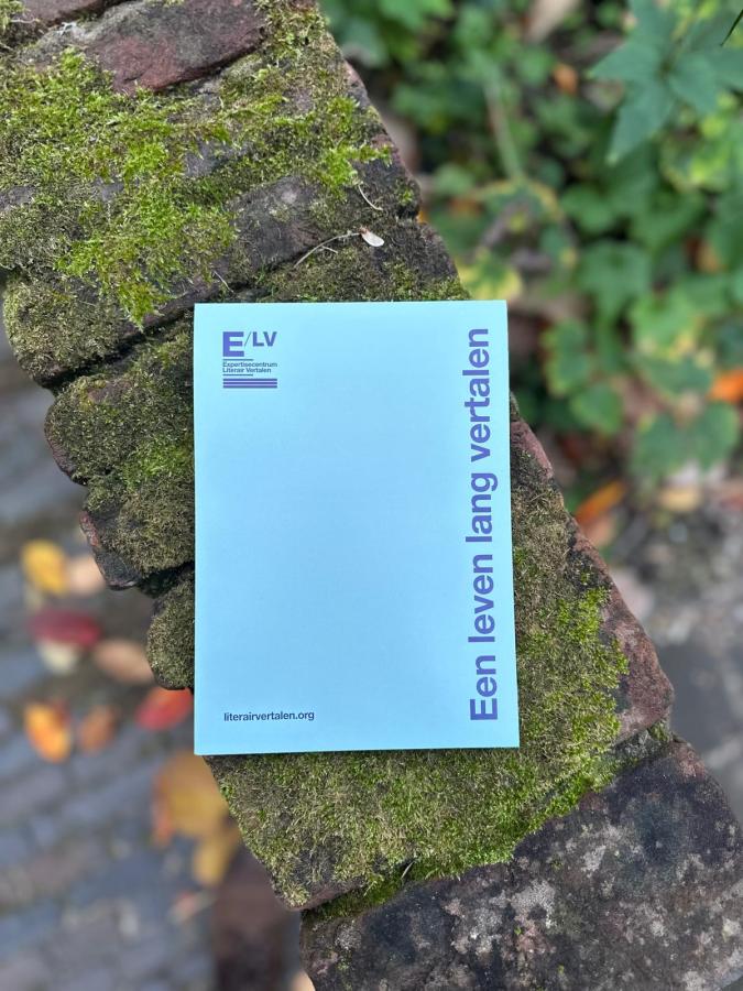 notitieblok van het ELV tegen een herfstige achtergrond